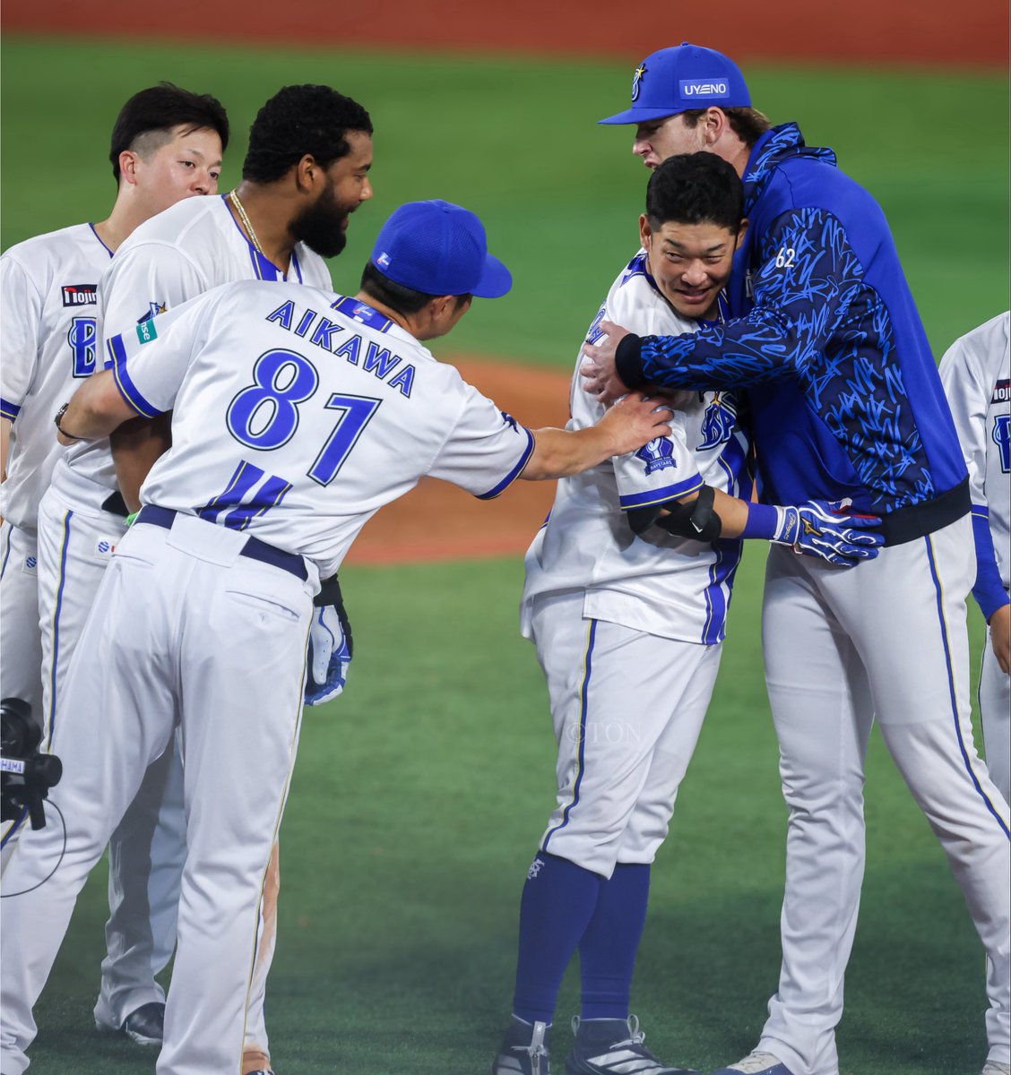 starmanton21's tweet photo. つっつの奪い合い

（26.8.8 ハマスタ）
#筒香嘉智 https://t.co/X7Whg7KjS8