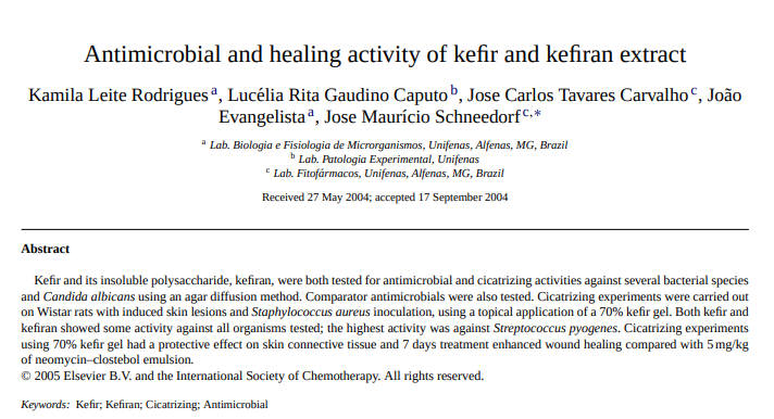 toronjilpapi's tweet photo. El kéfir no es un simple lácteo fermentado, sino una matriz simbiótica viva capaz de modular la microbiota y transformar la salud metabólica e inmunológica.

Consumir kéfir de forma regular es una de las estrategias biológicas más accesibles y potentes para restaurar la barrera intestinal y combatir la inflamación sistémica.

Revisiones científicas confirman que la compleja simbiosis de bacterias y levaduras en el kéfir produce compuestos bioactivos únicos que van más allá de la nutrición básica, respaldando su uso terapéutico y preventivo.

Principales hallazgos:
- El kéfir estándar debe contener un mínimo de 10^7 UFC/ml de microorganismos totales y no menos de 10^4 UFC/ml de levaduras activas para garantizar su potencial probiótico.
- Contiene kéfiran, un exopolisacárido exclusivo (producido principalmente por *Lactobacillus kefiranofaciens* y *Lactobacillus kefiri*) con estructura de D-glucosa y D-galactosa (relaci��n 1:1), resistente a la hidrólisis enzimática del sistema digestivo.
- Los granos de kéfir están compuestos estructuralmente por un 45.7 % de mucopolisacáridos, 34.3 % de proteína total, 4.4 % de grasa, además de ser ricos en vitaminas del complejo B, vitamina K, calcio, fósforo y magnesio.
- Las bacterias aisladas del kéfir demuestran una alta resistencia al pH ácido del estómago y a las sales biliares del tracto gastrointestinal, adhiriéndose con éxito a la mucosa intestinal.
- Su consumo regular mejora la digestión y la tolerancia a la lactosa, actúa sobre el colesterol plasmático, regula la glucosa y ejerce efectos antihipertensivos mediante la inhibición de la enzima convertidora de angiotensina (ECA).

* ¿Qué hace que el kéfir sea superior a otros lácteos fermentados?

A diferencia del yogur convencional, el kéfir se produce a partir de granos que albergan una asociación simbiótica compleja de bacterias ácido-lácticas, bacterias ácido-acéticas y levaduras (tanto fermentadoras como no fermentadoras de lactosa). Esta diversidad microbiana única genera una gran cantidad de metabolitos activos —como péptidos bioactivos, bacteriocinas y ácidos orgánicos— que optimizan la salud digestiva, inmunológica y metabólica de forma integral.