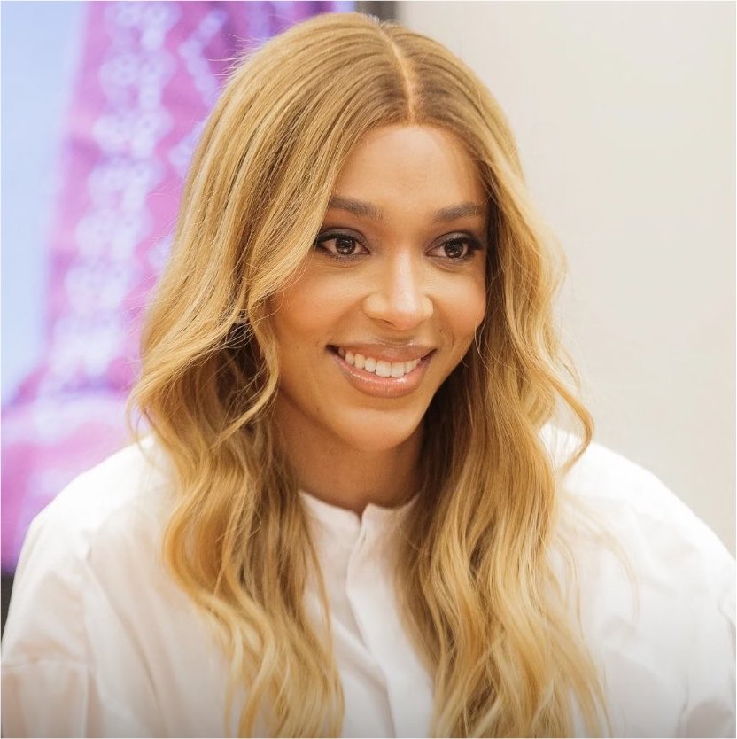 updatecultura's tweet photo. Em nota ao Metrópoles, Erika Hilton fala sobre os R$ 15,9 mil em bens declarados à Justiça Eleitoral:

“Queriam o quê? Que eu tivesse comprado mansões à vista? […] Desculpem a decepção, mas é impossível enriquecer na política sendo honesta, arrimo de família e tendo bom gosto pra se vestir […] O que me choca é ver dedicarem mais atenção a uma parlamentar jovem, que não acumula patrimônio porque o próprio salário é destinado a ajudar a família, apoiar pessoas próximas, quitar dívidas e garantir um mínimo de conforto, do que a políticos que se apresentam como donos da moral e dos bons costumes, mas que, eleição após eleição, multiplicam seu patrimônio de forma impossível de se explicar.”