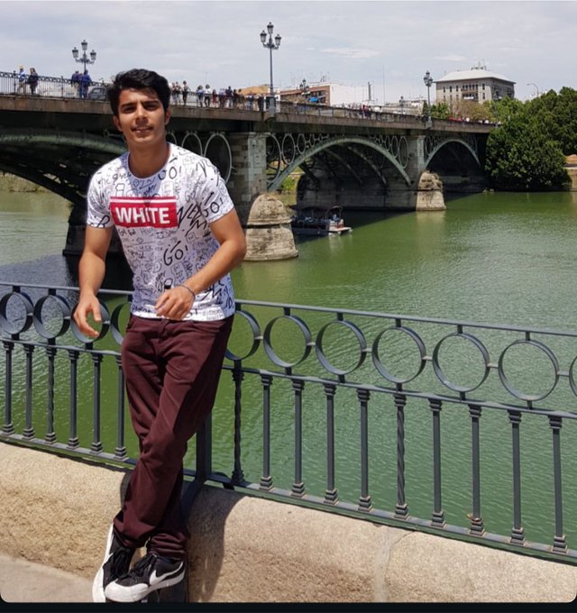 SoheilaTahEri67's tweet photo. اصلا بچه‌ام نیاز به فاتحه نداره؛ همه  عمرشو درس خونده،درس داده… جاوید نام #نیما_پارسا https://t.co/WFxAV9l2mE