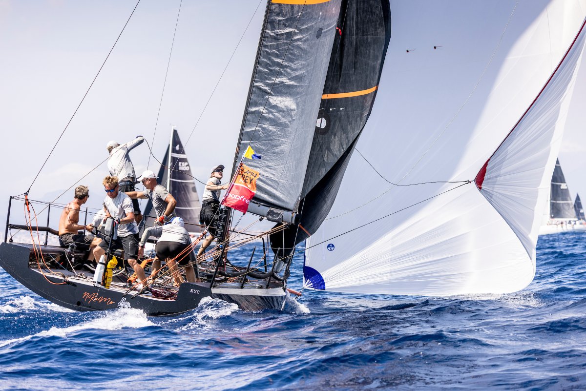 CopaReyMAPFRE's tweet photo. 🏆 ¡El podium completo de la clase AZULMARINO ORC C se decidió por solo 2,25 puntos!

NIRAMO, de Sönke Meier, se lleva la victoria tras una última regata de infarto, por delante de EARLYBIRD de Hendrik Brandis y PROJECT WORK de Antonio Porres.

#CopaReyMapfre
@MAPFRE @RCNPalma @orcmedia