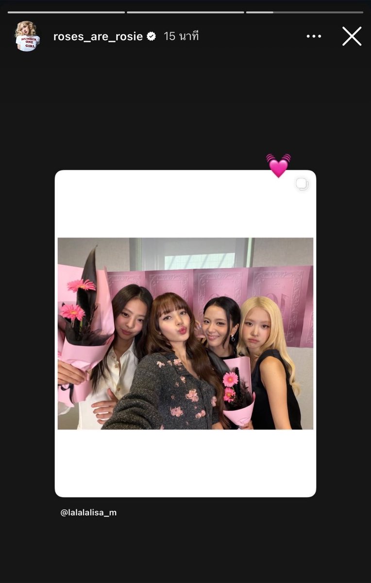 Amz1881's tweet photo. One thing i know for sure is that Rosé genuinely loves Lisa https://t.co/71GsBki4tU