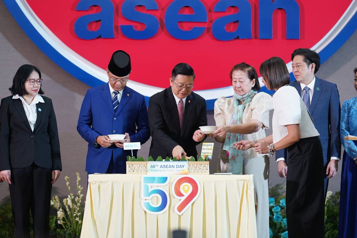 ASEANRussia's tweet photo. 🎉 On August 8, Russian Ambassador to ASEAN H.E. Evgeny Zagaynov 🇷🇺 took part in the celebration of the 5️⃣9️⃣ @ASEAN Day at the ASEAN Headquarters in Jakarta 🇮🇩.

🎂 As part of the festive program Russia🇷🇺 presented national culinary specialties at ASEAN Food Festival.

#ASEAN59 https://t.co/6I6f1o98tm