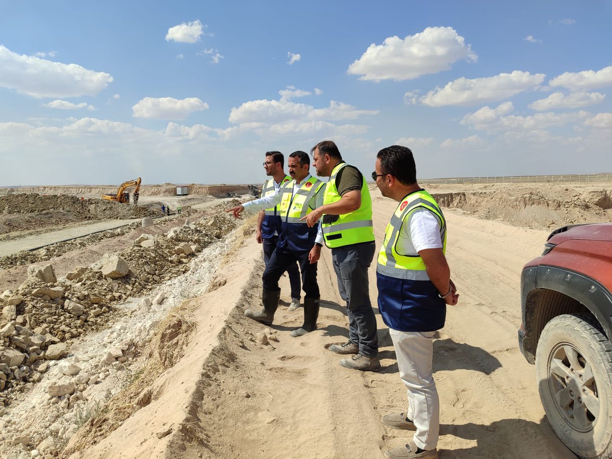KayseriOtb's tweet photo. Vali Yardımcımız Sayın Ömer TEKEŞ, Kayseri Kocasinan Jeotermal Kaynaklı Sera Organize Tarım Bölgemizde çalışmaları devam eden 10. jeotermal sıcak su kuyusu sahasını ve bölge altyapı çalışmalarını yerinde inceleyerek yetkililerden bilgi aldı.

#KayseriOTB https://t.co/lmb4cU0uzg