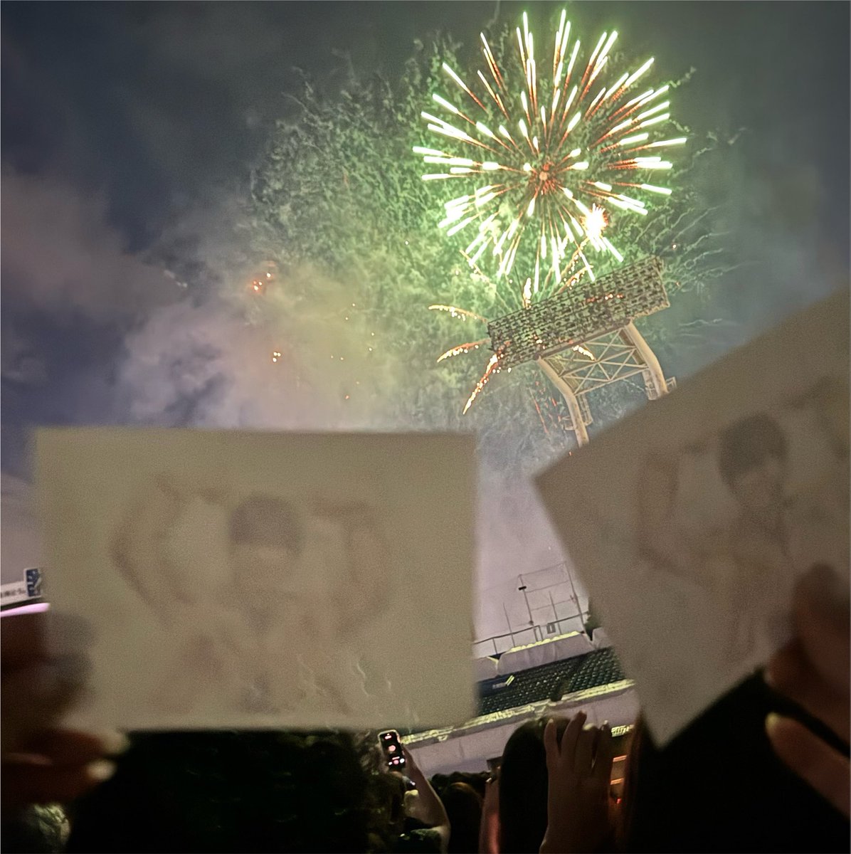 cki01_iur016's tweet photo. 夏なのでまさとに花火を見てもらった、楽しかったみたいで花火に向かっても猫耳していてかわいいね https://t.co/8qWXkaQBLJ