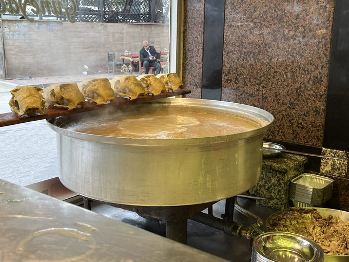 kayamerthasan_'s tweet photo. Paçacı Hasan🌿 İstanbul’da mükemmel ayak paça ve kelle paça içebileceğiniz bir mekan Paçacı Hasan. Paça ilaçla beyazlatılan değil, ütülenmiş ve Diyarbakır’dan geliyor. Her gün saat 16.00’da çıkıyor. Tadı, lezzeti gerçekten çok güzel. Aksaray Şekerci Sokak’ta. Mutlaka uğrayın. https://t.co/ejVXOCpJBT