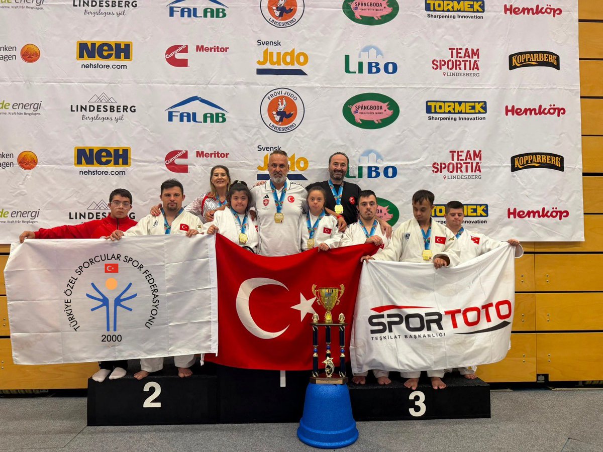 tossfedresmi's tweet photo. Özel Sporcular Down Judo Millî Takımımız Namağlup Dünya Şampiyonu! 🏆🇹🇷

İsveç’te düzenlenen 2026 JUDOWN Judo Dünya Şampiyonas��’nda mücadele eden Özel Sporcular Down Judo Millî Takımımız, Mix Takımlar müsabakalarında namağlup Dünya Şampiyonu oldu.

F.F. Şevval Devrim (-57 kg), Musa Alan (-66 kg), Ahmet Ünal (-81 kg), Zeynep Sude Bilginer (+57 kg), Doğukan Coşar (+81 kg) ve Talha Ahmet Erdem’den (Mozaik +81 kg) oluşan millî takımımız, şampiyona boyunca çıktığı tüm karşılaşmaları kazanarak şampiyonluk kupasının sahibi oldu.

Türkiye Mix Takımımızın şampiyona boyunca aldığı sonuçlar:

🇸🇪 İsveç → 5-0 ✅
🇵🇱 Polonya → 5-0 ✅
🇵🇹 Portekiz → 4-1 ✅
⚔️ Yarı Final | Finlandiya → 3-2 ✅
🏆 Final | Polonya → 5-0 ✅

Özel sporcularımız, grup müsabakalarından finale kadar çıktığı tüm karşılaşmaları kazanarak namağlup Dünya Şampiyonluğuna ulaştı. Finalde Polonya karşısında alınan 5-0’lık galibiyetle şampiyonluk kupası bir kez daha Türkiye’nin oldu.

🇹🇷Dünya Şampiyonu olan Özel Sporcular Mix Takımımız, kazandığı şampiyonluk kupasını Cumhurbaşkanımız Sayın Recep Tayyip Erdoğan’a armağan etti.

Millî takımımız, şampiyonanın ilk gününde gerçekleştirilen ferdi müsabakalarda da 6 altın ve 1 gümüş madalya kazanarak önemli bir başarıya imza atmıştı.

👍Türkiye Özel Sporcular Spor Federasyonu Başkanı Birol Aydın, şampiyonluğun ardından yaptığı değerlendirmede:

“Özel sporcularımız altın çağını yaşamaya devam ediyor. İsveç’te ay-yıldızlı bayrağımızı zirveye taşıyarak bizlere bir kez daha büyük bir gurur yaşatan Dünya Şampiyonu özel sporcularımızı, teknik ekibimizi ve antrenörlerimizi yürekten kutluyorum. Özel sporcularımızın her zaman yanında olan başta Cumhurbaşkanımız Sayın Recep Tayyip Erdoğan’a, Gençlik ve Spor Bakanımız Sayın Dr. Osman Aşkın Bak’a, Bakan Yardımcımız Sayın Hamza Yerlikaya’ya ve Spor Hizmetleri Genel Müdürümüz Sayın Prof. Dr. Veli Ozan Çakır’a şükranlarımı sunuyorum. Bu tarihi başarıda emeği geçen herkese teşekkür ediyorum.” ifadelerini kullandı.

🇹🇷 Tarih yazan Dünya Şampiyonu özel sporcularımız, 9 Ağustos Pazar günü saat 16.00’da İstanbul Havalimanı’nda olacak.