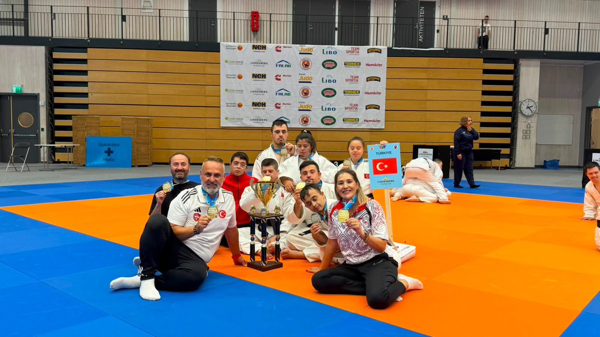 tossfedresmi's tweet photo. Özel Sporcular Down Judo Millî Takımımız Namağlup Dünya Şampiyonu! 🏆🇹🇷

İsveç’te düzenlenen 2026 JUDOWN Judo Dünya Şampiyonas��’nda mücadele eden Özel Sporcular Down Judo Millî Takımımız, Mix Takımlar müsabakalarında namağlup Dünya Şampiyonu oldu.

F.F. Şevval Devrim (-57 kg), Musa Alan (-66 kg), Ahmet Ünal (-81 kg), Zeynep Sude Bilginer (+57 kg), Doğukan Coşar (+81 kg) ve Talha Ahmet Erdem’den (Mozaik +81 kg) oluşan millî takımımız, şampiyona boyunca çıktığı tüm karşılaşmaları kazanarak şampiyonluk kupasının sahibi oldu.

Türkiye Mix Takımımızın şampiyona boyunca aldığı sonuçlar:

🇸🇪 İsveç → 5-0 ✅
🇵🇱 Polonya → 5-0 ✅
🇵🇹 Portekiz → 4-1 ✅
⚔️ Yarı Final | Finlandiya → 3-2 ✅
🏆 Final | Polonya → 5-0 ✅

Özel sporcularımız, grup müsabakalarından finale kadar çıktığı tüm karşılaşmaları kazanarak namağlup Dünya Şampiyonluğuna ulaştı. Finalde Polonya karşısında alınan 5-0’lık galibiyetle şampiyonluk kupası bir kez daha Türkiye’nin oldu.

🇹🇷Dünya Şampiyonu olan Özel Sporcular Mix Takımımız, kazandığı şampiyonluk kupasını Cumhurbaşkanımız Sayın Recep Tayyip Erdoğan’a armağan etti.

Millî takımımız, şampiyonanın ilk gününde gerçekleştirilen ferdi müsabakalarda da 6 altın ve 1 gümüş madalya kazanarak önemli bir başarıya imza atmıştı.

👍Türkiye Özel Sporcular Spor Federasyonu Başkanı Birol Aydın, şampiyonluğun ardından yaptığı değerlendirmede:

“Özel sporcularımız altın çağını yaşamaya devam ediyor. İsveç’te ay-yıldızlı bayrağımızı zirveye taşıyarak bizlere bir kez daha büyük bir gurur yaşatan Dünya Şampiyonu özel sporcularımızı, teknik ekibimizi ve antrenörlerimizi yürekten kutluyorum. Özel sporcularımızın her zaman yanında olan başta Cumhurbaşkanımız Sayın Recep Tayyip Erdoğan’a, Gençlik ve Spor Bakanımız Sayın Dr. Osman Aşkın Bak’a, Bakan Yardımcımız Sayın Hamza Yerlikaya’ya ve Spor Hizmetleri Genel Müdürümüz Sayın Prof. Dr. Veli Ozan Çakır’a şükranlarımı sunuyorum. Bu tarihi başarıda emeği geçen herkese teşekkür ediyorum.” ifadelerini kullandı.

🇹🇷 Tarih yazan Dünya Şampiyonu özel sporcularımız, 9 Ağustos Pazar günü saat 16.00’da İstanbul Havalimanı’nda olacak.