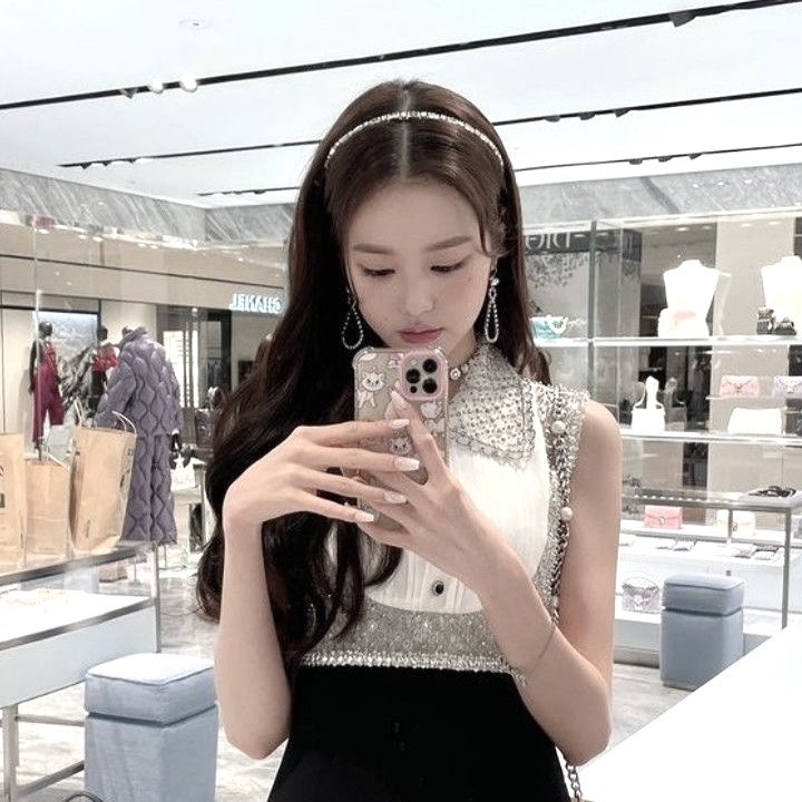 Crystaluen's tweet photo. 𖡡 𝐒𝐎𝐔𝐓𝐇𝐆𝐀𝐓𝐄 𝐁𝐀𝐓𝐇. | Combined our siblings day out with wrapping up next week’s banquet prep. My two escorts are currently back there, taking their time checking the details. https://t.co/S9OC2pSxT5