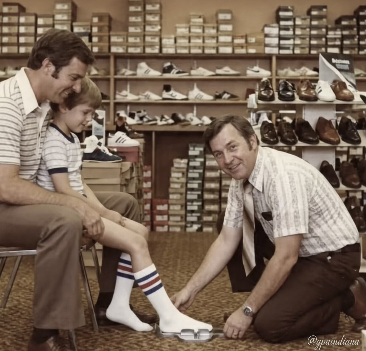GmaIndiana's tweet photo. Remember when a shoe salesman actually measured your feet before every purchase ✌️ https://t.co/3mlU7buaAo