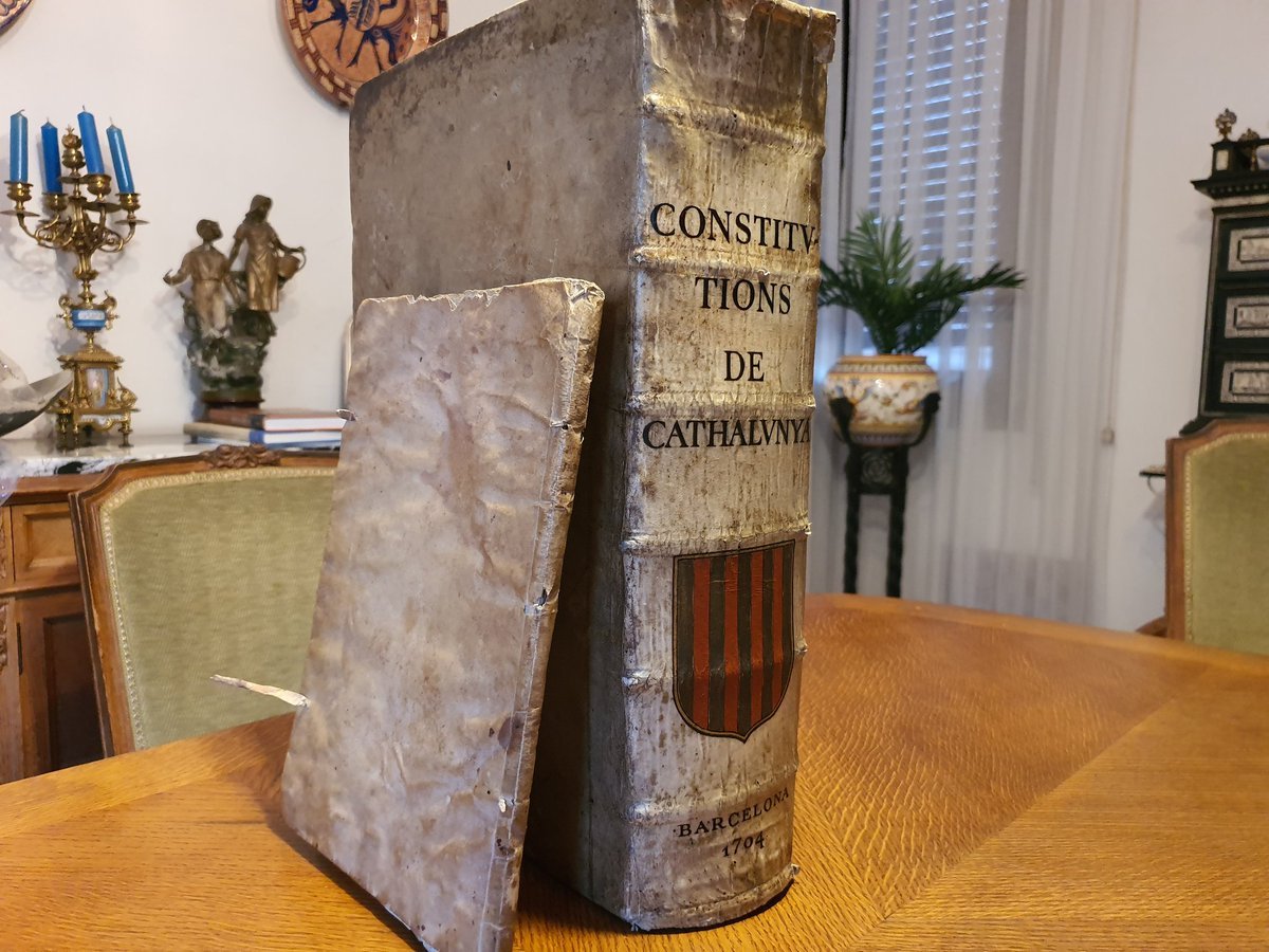 RBerenguerIII's tweet photo. El primer Rechtsstaat (Estat de dret) d'Europa no és britànic sinó català. Les Constitucions de Catalunya del 1283 van crear l'Estat de dret més antic del continent segles abans que existís el Rule of Law anglosaxó, obligant el mateix Rei a sotmetre's a la llei escrita.

Molt abans que es teoritzés a l'Europa central, el continent va veure néixer a Catalunya un model pur de #Rechtsstaat, clarament distanciat de la tradició del #RuleOfLaw anglosaxó.

La diferència de fons és conceptual i estructural. El Rule of Law britànic es fonamenta en la jurisprudència, els precedents judicials, la feina dels jutges i les convencions no escrites del Common Law a partir de 1689. En canvi, el Rechtsstaat exigeix la primacia absoluta de la norma escrita positivitzada, la codificació formal i l'autolimitació de l'Estat.

Això és exactament el que va construir el pactisme català. La Constitució de l'Observança de 1481 va fixar la garantia jurídica suprema: qualsevol ordre, pragmàtica o decret del Rei que fos contrari a les Constitucions i Usatges aprovades en Corts era nul de ple dret. Juristes catalans del segle XV com Jaume Callís o Tomàs Mieres ja van descriure un sistema on la legalitat escrita estava per sobre de la voluntat reial, evitant l'abús del poder. 

Aquesta arquitectura de la norma escrita perfeccionada amb l'experiència pràctica durant segles es va avançar segles als grans teòrics europeus del Rechtsstaat del Segle XIX i als estats-nació moderns:

 * Immanuel Kant: en va fixar la base racional i l'ordre de lleis generals i abstractes.

 * Robert von Mohl: va sistematitzar el concepte el 1832 contraposant-lo a l'Estat absolutista.

 * Friedrich Julius Stahl: en va definir el formalisme procedimental i l'autolimitació.

 * Hans Kelsen: va portar el positivisme a la seva piràmide normativa jeràrquica.

 * Gustav Radbruch: va exigir la dimensió de justícia material per superar el legalisme buit.

Mentre el món anglosaxó confiava en el costum i la decisió judicial, Catalunya va fundar el model de Rechtsstaat continental més antic de la història: la llibertat col·lectiva i individual garantida per la primacia rigorosa de la llei escrita per sobre de l'abús del poder.

Catalunya no és una comunitat autònoma nascuda el 1978. Catalunya és l'Estat de dret més antic d'Europa.