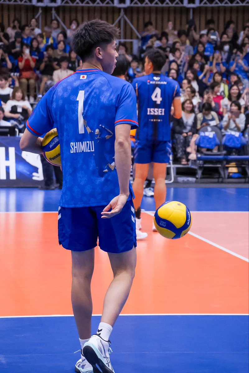 sora6volleyball's tweet photo. 現役代表をボール出し、ボール拾いさせるそんな日だった笑

 #西田有志 選手
 #富田将馬 選手
 #山内晶大 選手
 #エバデダン・ラリー 選手
2026.08.08 パナソニックアリーナ https://t.co/SvOxLa2U9e