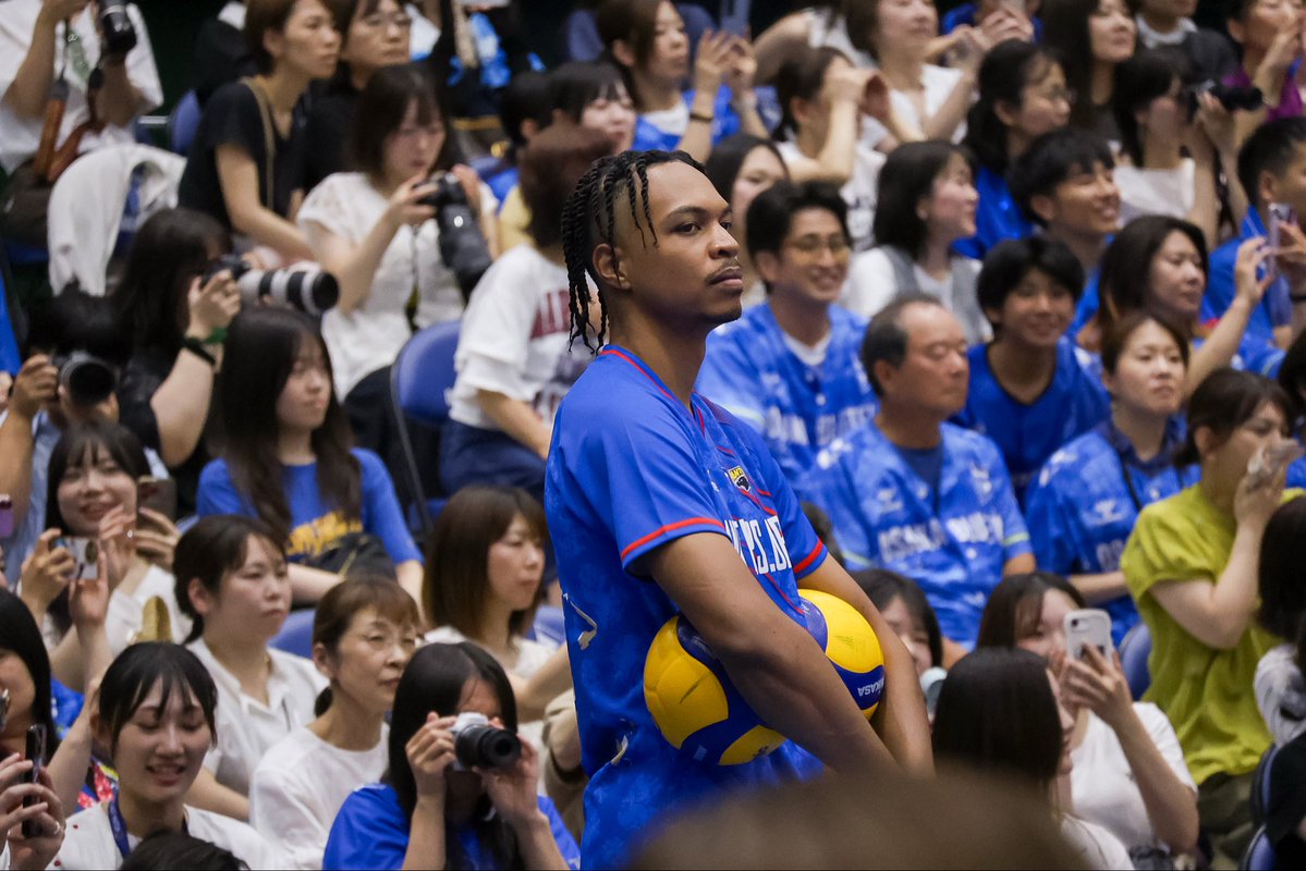 sora6volleyball's tweet photo. 現役代表をボール出し、ボール拾いさせるそんな日だった笑

 #西田有志 選手
 #富田将馬 選手
 #山内晶大 選手
 #エバデダン・ラリー 選手
2026.08.08 パナソニックアリーナ https://t.co/SvOxLa2U9e