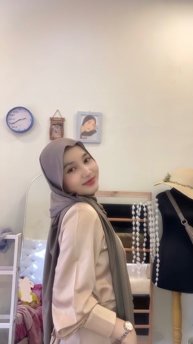 _tiarapr's tweet photo. Girls, rugi banget gasii kalo abis makeup ga foto foto cantik https://t.co/W20Da3MKCf