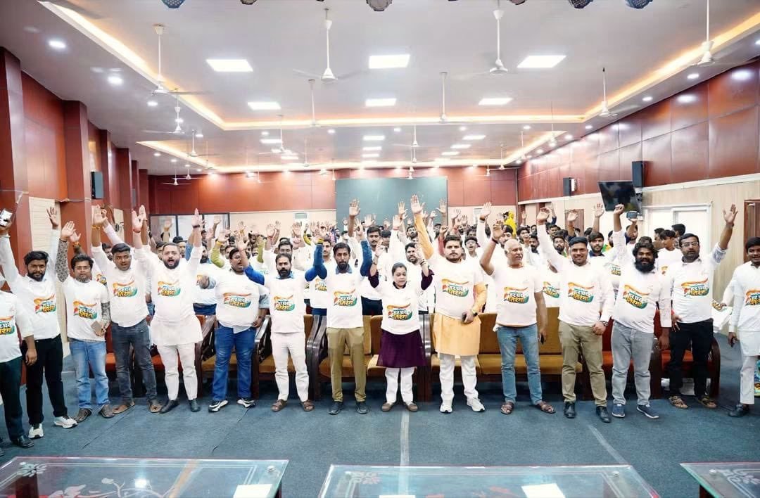 BJP4UP's tweet photo. प्रदेश महामंत्री (संगठन) श्री @idharampalsingh ने लखनऊ में आयोजित होने वाली भव्य तिरंगा यात्रा के निमित्त व्यवस्था में लगे कार्यकर्ताओं की समीक्षा बैठक को सम्बोधित किया। https://t.co/zQ73rtcg4O
