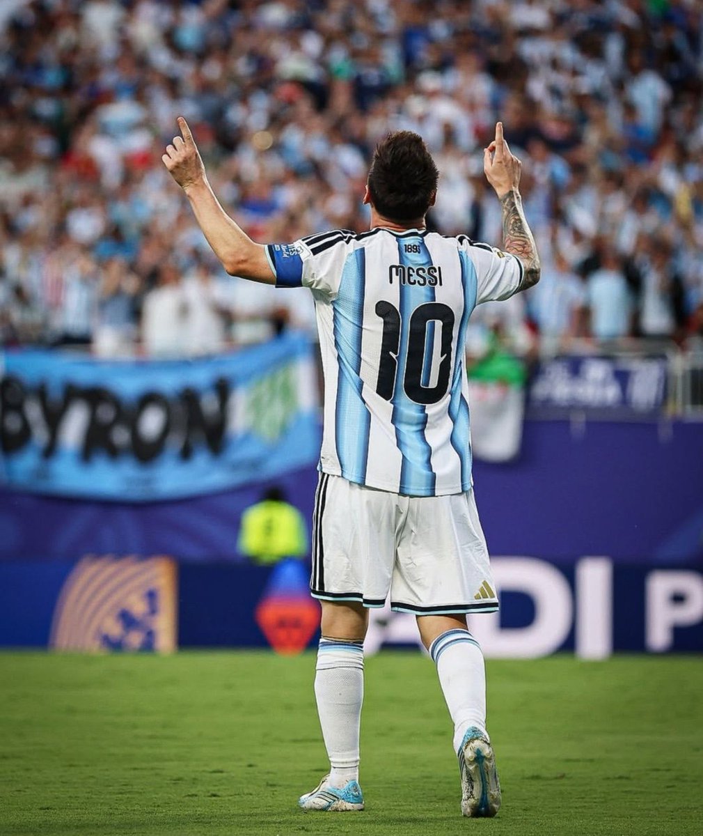 SanLorenzo's tweet photo. San Lorenzo abraza y acompaña a Lionel Messi y a toda a su familia en este duro momento. 

El 10 de todos los argentinos. En este día y cada día. 

¡Mucha fuerza, Leo! https://t.co/AI1qTOKv4u