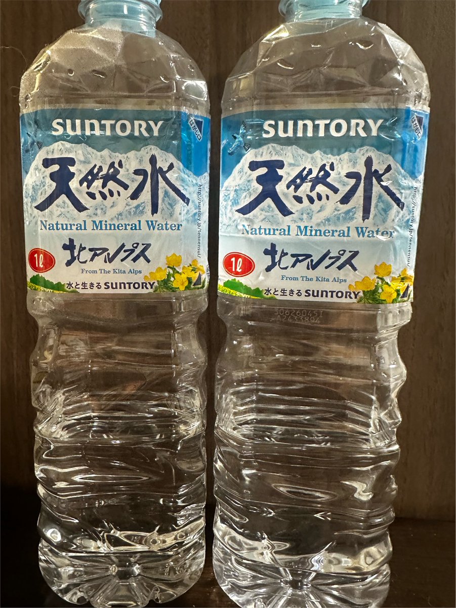 mahosuke_111's tweet photo. 別の日に買ってそれぞれ持ち帰った水……
一日の摂取量同じすぎてwww

もっと水分補給しなきゃいけないのに。
むむむ。

あ、家では別にウォーターサーバーから飲んでますよ！
外での摂取量ね✋ https://t.co/Id6GBO5Cea
