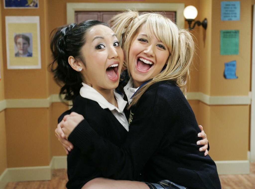 notgwendalupe's tweet photo. we deserved their spin offs https://t.co/e1OR9FNTsK