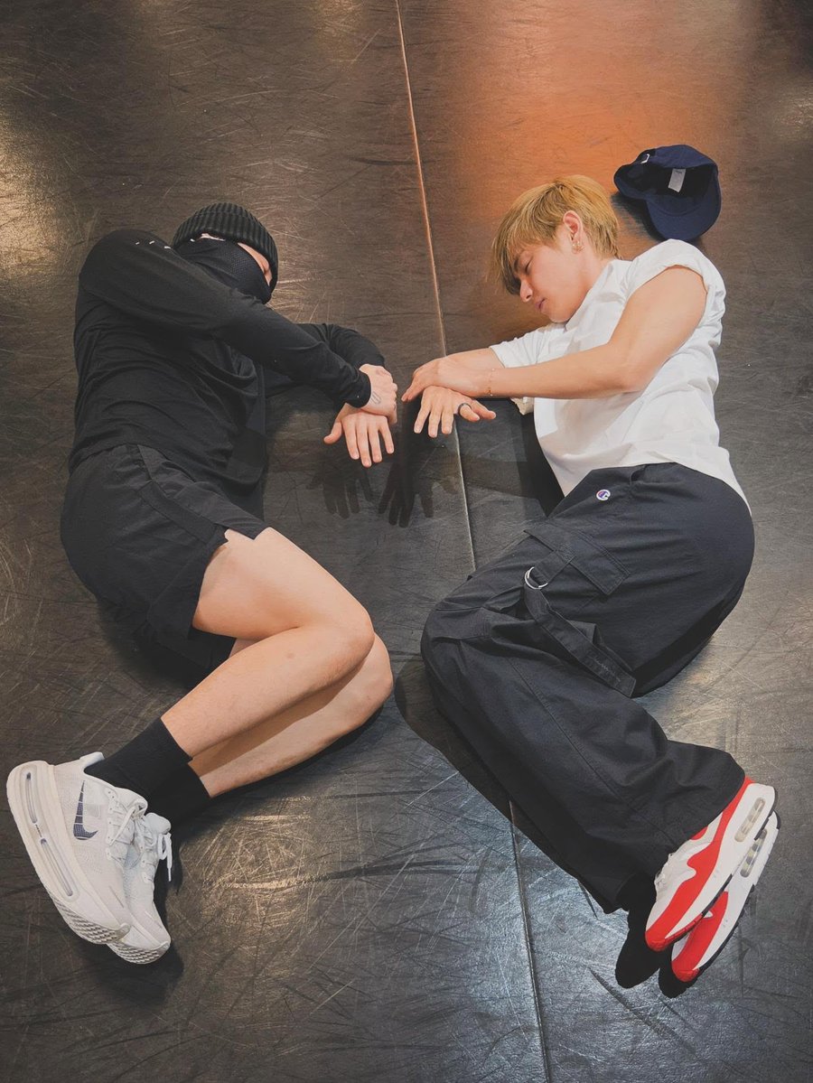 dreamjeons's tweet photo. jungkook and taehyung on the floor (at the gym) 😭 https://t.co/L6mN8vSRuR