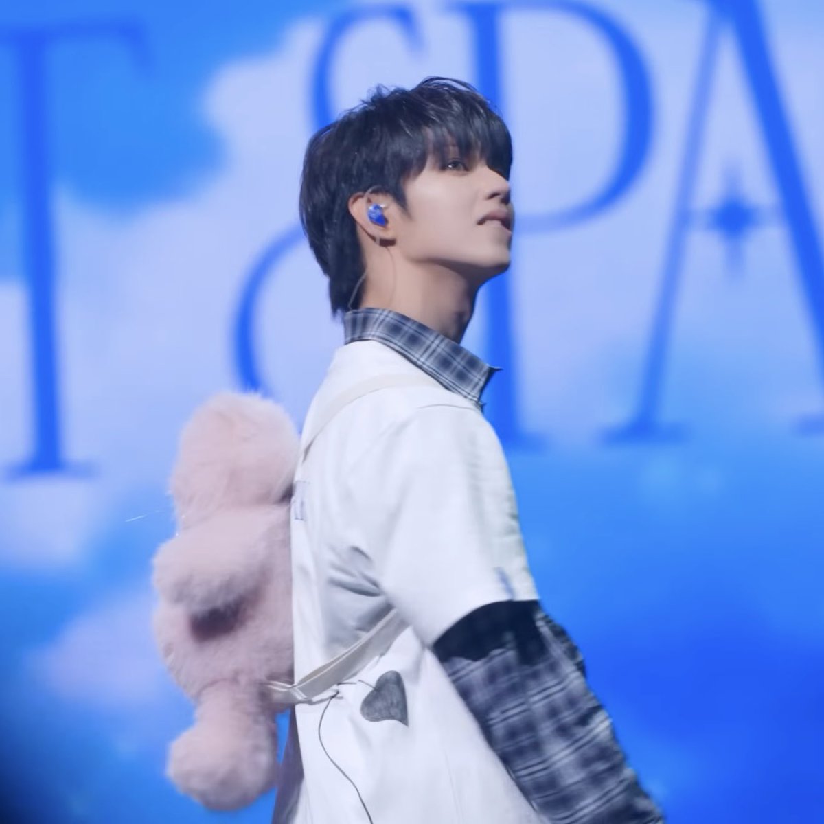 woojoodaestar's tweet photo. yence, you made it 😭 it must’ve been so surreal to have once dreamed of watching a concert in this arena and having to actually perform for such a huge crowd in your home country no less. now it even made it onto your group’s official channel. i’m so proud of you, our jl. you’re doing so so well 😭🩵