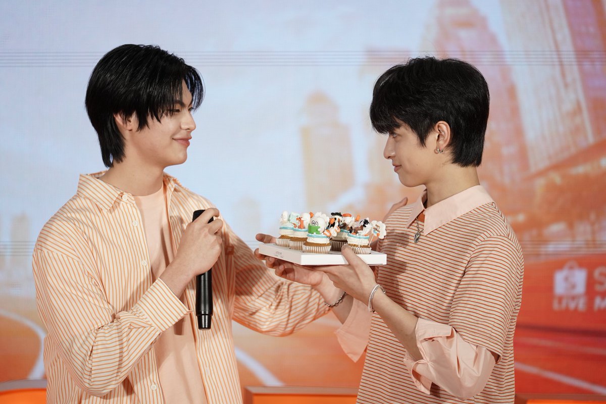 ShopeeTH's tweet photo. โมเมนต์ที่น่ารักที่สุดในวันนี้ 🎂🤭

WAVE SHOPEE THEE
#ShopeeLivexTheeWave
#theewave #tthi_eks #waavetnp https://t.co/yIHzfsClsh