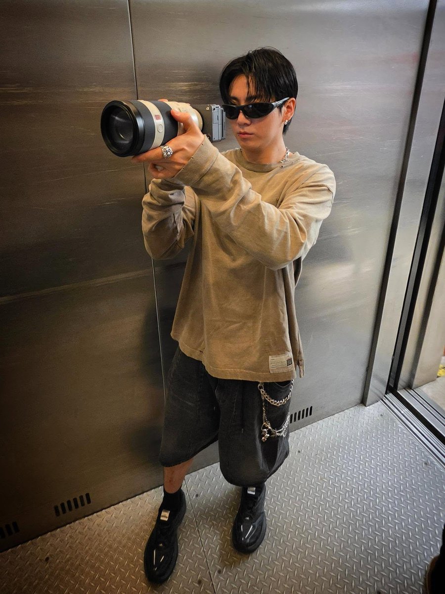 archiveforJK's tweet photo. photographer/videographer jungkook in the house ! 📸🎥 https://t.co/SRIoPzACDP