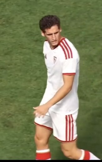 Juaneke's tweet photo. Esto es un insulto.
Primero al fútbol.
Luego a todos los chavales que sueñan con llegar y ven al bulto este  cerrándoles el paso. https://t.co/MUk8hBEhe9