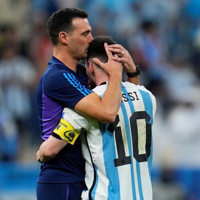 DanannOficial's tweet photo. Con 39 años podría haberse retirado e irse a rascar bien los huevos al lado de su viejo, pero eligió jugar uno de sus mejores mundiales para darnos a todos una nueva alegría.
Messi es el mejor argentino vivo.
Fuerza, Capitán. https://t.co/7DYM2fEdh8