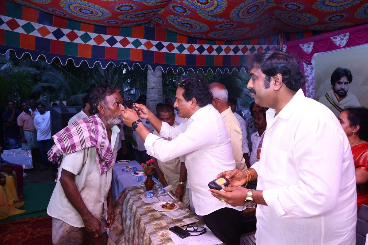 JanaSenaParty's tweet photo. నరసాపురం క్రోచెట్ లేస్ కళాకారులకు ఉచిత కళ్లజోళ్ల పంపిణీ

ఉప ముఖ్యమంత్రి శ్రీ @PawanKalyan గారి ప్రత్యేక చొరవతో నరసాపురం నియోజకవర్గ పరిధిలోని 141 మంది క్రోచెట్ లేస్ హస్తకళాకారులకు ఉచితంగా కళ్లజోళ్లు అందజేశారు. శనివారం సాయంత్రం స్థానిక ఎమ్మెల్యే  శ్రీ @BNayakar_JSP చేతుల మీదుగా లేసు కళాకారులకు ఈ కళ్లజోళ్లను పంపిణీ చేశారు. విజయవాడలో జరిగిన హస్తకళా మహోత్సవం సందర్భంగా ఉప ముఖ్యమంత్రి శ్రీ పవన్ కళ్యాణ్ గారు హస్తకళాకారులందరికీ ఉచిత వైద్య పరీక్షలు నిర్వహించి, ఆరోగ్య సమస్యలను గుర్తించి అవసరమైన సహాయం అందించాలని సూచించారు. ఆ ఆదేశాల మేరకు  గత నెలలో నరసాపురంలో క్రోచెట్ లేస్ కళాకారుల కోసం నేత్ర వైద్య శిబిరం నిర్వహించారు. శిబిరంలో  కంటి పరీక్షలు చేయించుకున్న వారిలో 141 మందికి కళ్లజోళ్లు అవసరమని వైద్యులు గుర్తించారు. ఈ విషయాన్ని శ్రీ పవన్ కళ్యాణ్ గారి దృష్టికి తీసుకెళ్లగా, ఆయన  వెంటనే స్పందించి అవసరమైన 141 మంది కళాకారులకు ఉచితంగా కళ్లజోళ్లు ఏర్పాటు చేశారు. కళాకారులకు అందించే కళ్లజోళ్ల నాణ్యత విషయంలోనూ ప్రత్యేక శ్రద్ధ తీసుకున్న శ్రీ పవన్ కళ్యాణ్ గారు, మంగళగిరి క్యాంపు కార్యాలయంలో స్వయంగా పరిశీలించిన అనంతరం కళాకారులకు పంపించారు.