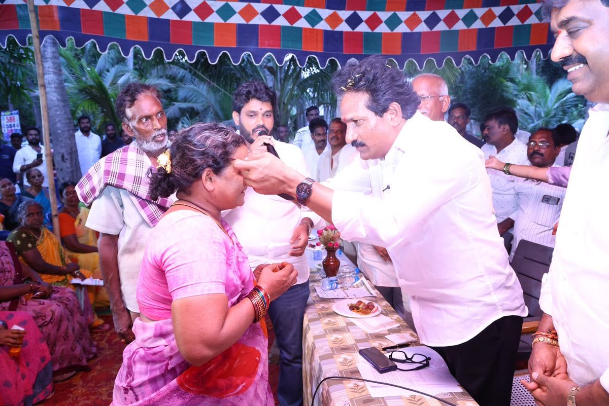 JanaSenaParty's tweet photo. నరసాపురం క్రోచెట్ లేస్ కళాకారులకు ఉచిత కళ్లజోళ్ల పంపిణీ

ఉప ముఖ్యమంత్రి శ్రీ @PawanKalyan గారి ప్రత్యేక చొరవతో నరసాపురం నియోజకవర్గ పరిధిలోని 141 మంది క్రోచెట్ లేస్ హస్తకళాకారులకు ఉచితంగా కళ్లజోళ్లు అందజేశారు. శనివారం సాయంత్రం స్థానిక ఎమ్మెల్యే  శ్రీ @BNayakar_JSP చేతుల మీదుగా లేసు కళాకారులకు ఈ కళ్లజోళ్లను పంపిణీ చేశారు. విజయవాడలో జరిగిన హస్తకళా మహోత్సవం సందర్భంగా ఉప ముఖ్యమంత్రి శ్రీ పవన్ కళ్యాణ్ గారు హస్తకళాకారులందరికీ ఉచిత వైద్య పరీక్షలు నిర్వహించి, ఆరోగ్య సమస్యలను గుర్తించి అవసరమైన సహాయం అందించాలని సూచించారు. ఆ ఆదేశాల మేరకు  గత నెలలో నరసాపురంలో క్రోచెట్ లేస్ కళాకారుల కోసం నేత్ర వైద్య శిబిరం నిర్వహించారు. శిబిరంలో  కంటి పరీక్షలు చేయించుకున్న వారిలో 141 మందికి కళ్లజోళ్లు అవసరమని వైద్యులు గుర్తించారు. ఈ విషయాన్ని శ్రీ పవన్ కళ్యాణ్ గారి దృష్టికి తీసుకెళ్లగా, ఆయన  వెంటనే స్పందించి అవసరమైన 141 మంది కళాకారులకు ఉచితంగా కళ్లజోళ్లు ఏర్పాటు చేశారు. కళాకారులకు అందించే కళ్లజోళ్ల నాణ్యత విషయంలోనూ ప్రత్యేక శ్రద్ధ తీసుకున్న శ్రీ పవన్ కళ్యాణ్ గారు, మంగళగిరి క్యాంపు కార్యాలయంలో స్వయంగా పరిశీలించిన అనంతరం కళాకారులకు పంపించారు.