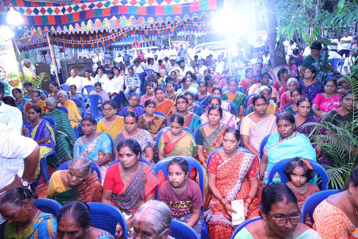 JanaSenaParty's tweet photo. నరసాపురం క్రోచెట్ లేస్ కళాకారులకు ఉచిత కళ్లజోళ్ల పంపిణీ

ఉప ముఖ్యమంత్రి శ్రీ @PawanKalyan గారి ప్రత్యేక చొరవతో నరసాపురం నియోజకవర్గ పరిధిలోని 141 మంది క్రోచెట్ లేస్ హస్తకళాకారులకు ఉచితంగా కళ్లజోళ్లు అందజేశారు. శనివారం సాయంత్రం స్థానిక ఎమ్మెల్యే  శ్రీ @BNayakar_JSP చేతుల మీదుగా లేసు కళాకారులకు ఈ కళ్లజోళ్లను పంపిణీ చేశారు. విజయవాడలో జరిగిన హస్తకళా మహోత్సవం సందర్భంగా ఉప ముఖ్యమంత్రి శ్రీ పవన్ కళ్యాణ్ గారు హస్తకళాకారులందరికీ ఉచిత వైద్య పరీక్షలు నిర్వహించి, ఆరోగ్య సమస్యలను గుర్తించి అవసరమైన సహాయం అందించాలని సూచించారు. ఆ ఆదేశాల మేరకు  గత నెలలో నరసాపురంలో క్రోచెట్ లేస్ కళాకారుల కోసం నేత్ర వైద్య శిబిరం నిర్వహించారు. శిబిరంలో  కంటి పరీక్షలు చేయించుకున్న వారిలో 141 మందికి కళ్లజోళ్లు అవసరమని వైద్యులు గుర్తించారు. ఈ విషయాన్ని శ్రీ పవన్ కళ్యాణ్ గారి దృష్టికి తీసుకెళ్లగా, ఆయన  వెంటనే స్పందించి అవసరమైన 141 మంది కళాకారులకు ఉచితంగా కళ్లజోళ్లు ఏర్పాటు చేశారు. కళాకారులకు అందించే కళ్లజోళ్ల నాణ్యత విషయంలోనూ ప్రత్యేక శ్రద్ధ తీసుకున్న శ్రీ పవన్ కళ్యాణ్ గారు, మంగళగిరి క్యాంపు కార్యాలయంలో స్వయంగా పరిశీలించిన అనంతరం కళాకారులకు పంపించారు.