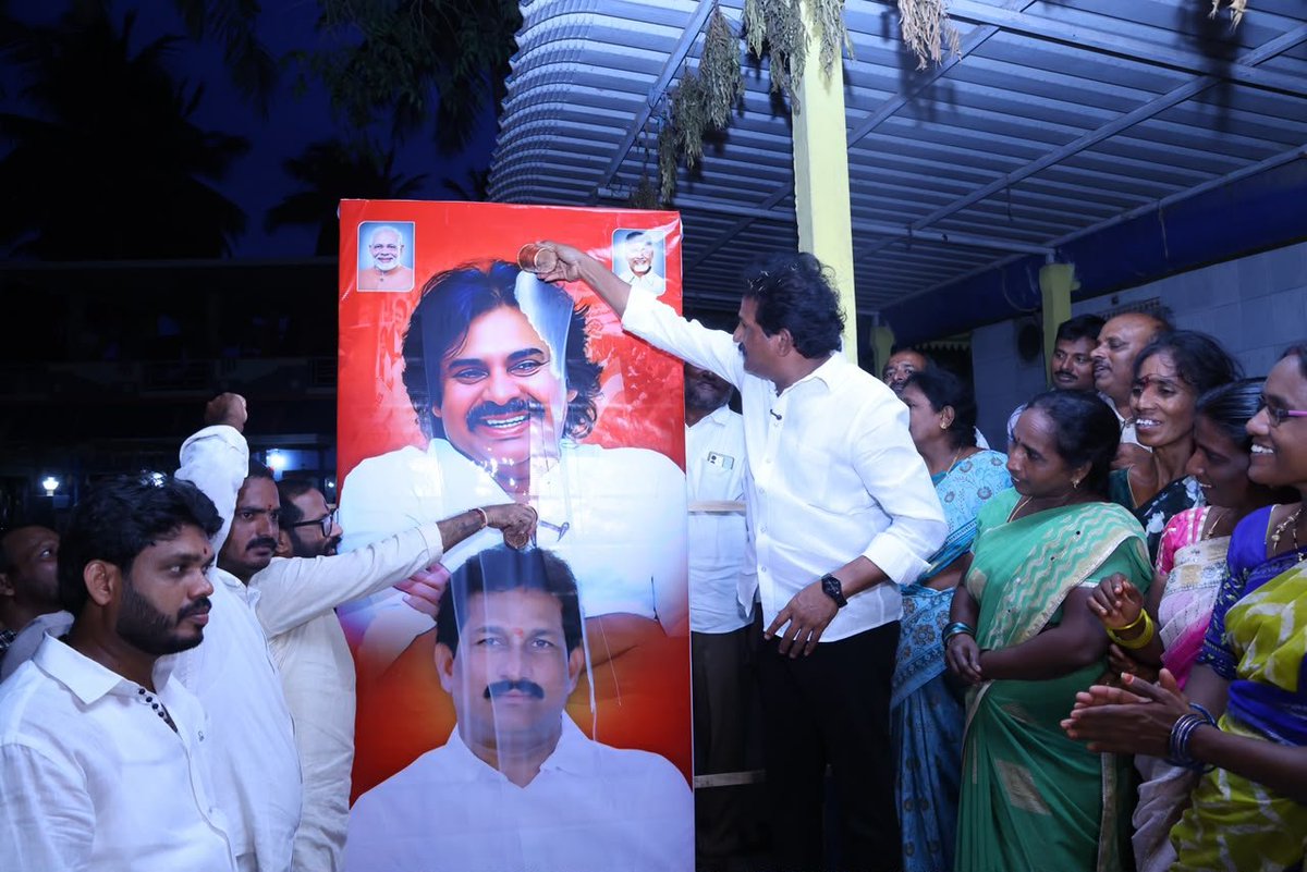 JanaSenaParty's tweet photo. నరసాపురం క్రోచెట్ లేస్ కళాకారులకు ఉచిత కళ్లజోళ్ల పంపిణీ

ఉప ముఖ్యమంత్రి శ్రీ @PawanKalyan గారి ప్రత్యేక చొరవతో నరసాపురం నియోజకవర్గ పరిధిలోని 141 మంది క్రోచెట్ లేస్ హస్తకళాకారులకు ఉచితంగా కళ్లజోళ్లు అందజేశారు. శనివారం సాయంత్రం స్థానిక ఎమ్మెల్యే  శ్రీ @BNayakar_JSP చేతుల మీదుగా లేసు కళాకారులకు ఈ కళ్లజోళ్లను పంపిణీ చేశారు. విజయవాడలో జరిగిన హస్తకళా మహోత్సవం సందర్భంగా ఉప ముఖ్యమంత్రి శ్రీ పవన్ కళ్యాణ్ గారు హస్తకళాకారులందరికీ ఉచిత వైద్య పరీక్షలు నిర్వహించి, ఆరోగ్య సమస్యలను గుర్తించి అవసరమైన సహాయం అందించాలని సూచించారు. ఆ ఆదేశాల మేరకు  గత నెలలో నరసాపురంలో క్రోచెట్ లేస్ కళాకారుల కోసం నేత్ర వైద్య శిబిరం నిర్వహించారు. శిబిరంలో  కంటి పరీక్షలు చేయించుకున్న వారిలో 141 మందికి కళ్లజోళ్లు అవసరమని వైద్యులు గుర్తించారు. ఈ విషయాన్ని శ్రీ పవన్ కళ్యాణ్ గారి దృష్టికి తీసుకెళ్లగా, ఆయన  వెంటనే స్పందించి అవసరమైన 141 మంది కళాకారులకు ఉచితంగా కళ్లజోళ్లు ఏర్పాటు చేశారు. కళాకారులకు అందించే కళ్లజోళ్ల నాణ్యత విషయంలోనూ ప్రత్యేక శ్రద్ధ తీసుకున్న శ్రీ పవన్ కళ్యాణ్ గారు, మంగళగిరి క్యాంపు కార్యాలయంలో స్వయంగా పరిశీలించిన అనంతరం కళాకారులకు పంపించారు.