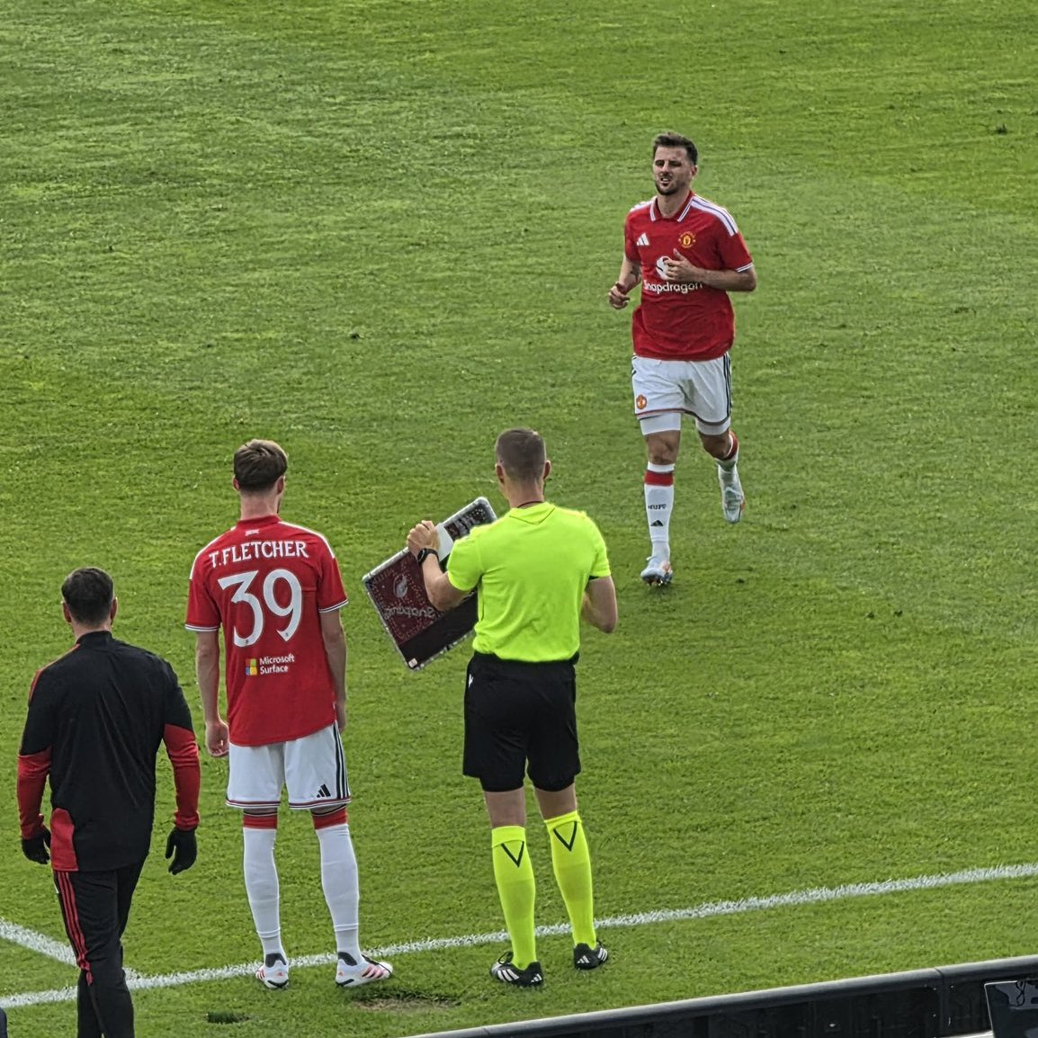 StakeFootball's tweet photo. 🚨🚨| JUST IN: Mason Mount has been forced off with a 𝐈𝐍𝐉𝐔𝐑𝐘 after just 19 minutes. 🤕🏴󠁧󠁢󠁥󠁮󠁧󠁿

{@RMCsport} https://t.co/UoDDDAldOX
