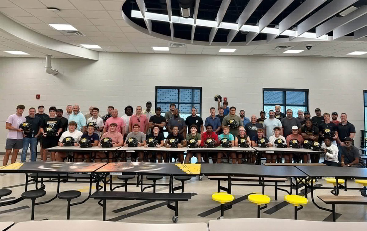 HHS_TigersFB's tweet photo. We had a great turn out for Decals with Dads last night. Thank you to all who showed up for a great event! #BUILD🐅 https://t.co/W9cukeGIst