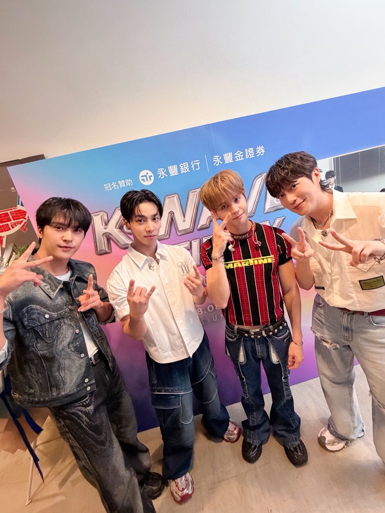 Highlight_AUent's tweet photo. [📸] K-WAVE INFINITY IN KAOHSIUNG

오늘도 어제 만난 것처럼 반갑게, 언제나처럼 큰 목소리로 맞이해주신 가오슝의 라이트 여러분 고맙습니다💡🌹
오늘 우리의 시간이 여러분에게도 행복한 기억으로 남기를 바라며🩶

#하이라이트 #HIGHLIGHT
#비스트 #BEAST
#윤두준 #YOONDUJUN
#양요섭 #YANGYOSEOP
#이기광 #LEEGIKWANG
#손동운 #SONDONGWOON