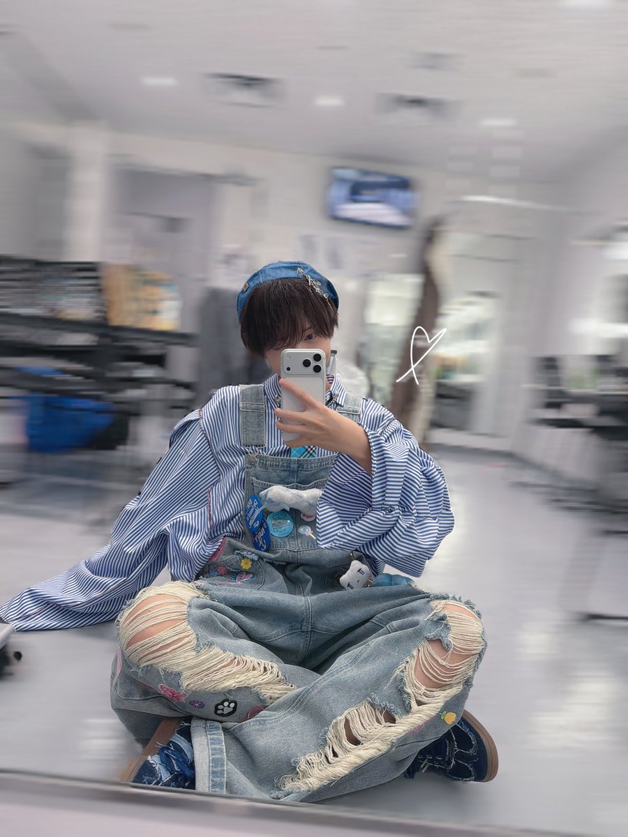 nemuta14o_'s tweet photo. ♡青色コーデ公演 ありがとうございました ♡

今日は両部ともベレー帽DAYでした👦🏻♥2部はオーバーオールを着たんだけど、アイロンでワッペン全部自分でつけてみたよ〜っ！ポロポロ取れちゃったけど可愛くできました😭🔥♡青色たいよう好きだったかな？今日もみんなに会えて幸せでしただいすきー！🥹🫶🏻 https://t.co/3bXaYJqoss