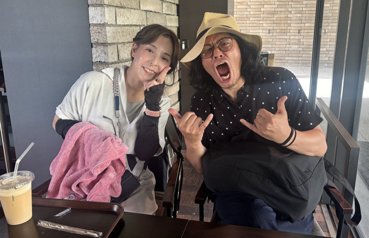 LINXS1967's tweet photo. #肝高倶楽部
ひらかた肝高倶楽部
『火怨の蝦夷 #阿弖流為』

冨田倶楽部のお二人が演技指導と殺陣指導をされたと聞き及び観劇。
主宰の肝高倶楽部を含め5団体のDanceや表現チームが集結、総勢45人のキャストが大舞台で泣き笑い叫び踊る。
この公演に賭けて青春を謳歌していると感じるよい舞台だった。

第15回公演というメモリアルな公演。
公演に関わった45人のキャストと親御さん達の大きな大きな渦。
一方、当日公演の客席、僕の隣の席にキャストの友達が大挙して座っていた。大勢で大声で喋り遊びを謳歌しているように見えた。スマホをイジり開演時間ギリギリまで喋り倒していた。
しかし公演が始まると静かになった。
僕も舞台上の青春に釘付けになった。
キャストの年齢層は様々。
小4〜高3まで。
そしてその層それぞれにそこにしかないキラキラが存在している。
僕はその瞬間、何故か隣の席に目を向けた。ハッとした。彼は舞台を観ながら泣きそうな顔をしていた。色々な感情が僕に流れ込む。ここからは僕の想像だが僕の隣の彼が舞台に向けた色は羨望だ。彼は若しかしたら純度の高い蒼さに胸を掻きむしらんばかりに啼いたのかもしれない。舞台上の彼女彼氏たちとは違う人生を歩んだコトを少し後悔したのかもしれない。自分にはない、自分では歩めなかった、自分には繋がれなかった縁に絶望したのかもしれない。
それを思い描いただけで僕はこの舞台を二度三度楽しめている。
そう、この舞台に僕は関わってはいないがこの舞台の周りの人から気持ちと栄養を摂取できた。
素晴らしい座組は新しい煌めきを連れてくる。