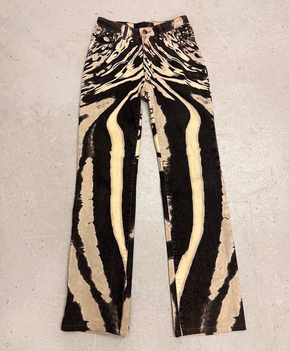 theattractmag's tweet photo. roberto cavalli jeans https://t.co/2BTo9zxbSN