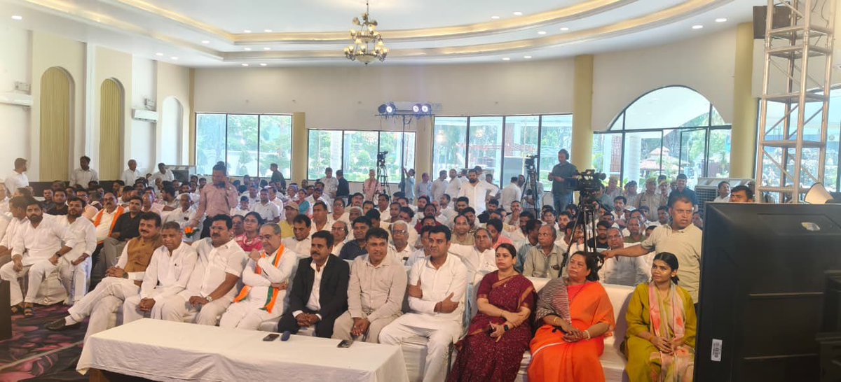 SakendraBJP's tweet photo. आज जनपद #बिजनौर में Zee News, उत्तर प्रदेश द्वारा आयोजित विशेष कार्यक्रम "उत्तर प्रदेश की बात" में मा॰ कैबिनेट मंत्री, उत्तर प्रदेश सरकार श्री @Bhupendraupbjp जी के साथ सम्मिलित हुआ।
#sakendrapratapsingh #BJP4UP #BJP4IND #bijnor #ZeeNews #upkibaat https://t.co/XXPN03ARO3