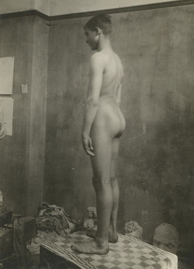 LaurentRie28741's tweet photo. De l'ombre des ateliers aux toiles des grands maîtres. Figures immobiles et silencieuses, ces modèles vivants ont prêté leur corps et leur posture à des générations d'artistes en apprentissage.
​L'art de poser, un métier méconnu gravé dans le temps. 
#Archives
#Photographie https://t.co/nTqV1W9XFr