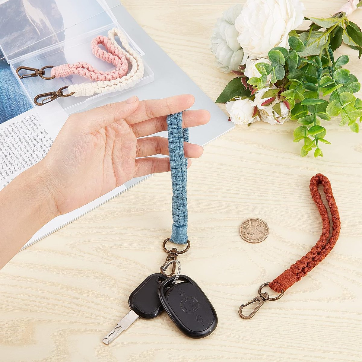 AgnesGuyuvuu's tweet photo. DIY a woven macramé keychain in 10 mins! Perfect for jazzing up your keys u0026 a cute beginner craft  #HandmadeFun， https://t.co/jPxnuxVVGH