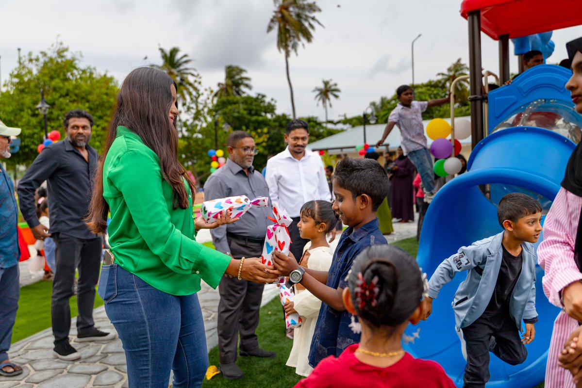 MIHUDmv's tweet photo. ނ. ކެނދިކުޅުދޫގައި ތަރައްޤީކުރި ކުޑަކުދިންގެ ޕާކުގެ މަސައްކަތްތައް ނިންމައި، އެ ތަން ރަސްމީކޮށް ހުޅުވައިފިއެވެ.
މި ޕާކު ހުޅުވުމަށްޓަކައި ބޭއްވި ޚާއްޞަ ރަސްމިއްޔާތުގައި ޕާކު ހުޅުވައިދެއްވީ މި މިނިސްޓްރީގެ ސްޓޭޓް މިނިސްޓަރު އަޙްމަދު ސާލިމް އަދި އާރު.ޑީ.ސީގެ މެނޭޖިން ޑިރެކްޓަރ އިބްރާހިމް ނަޡީމްއެވެ.