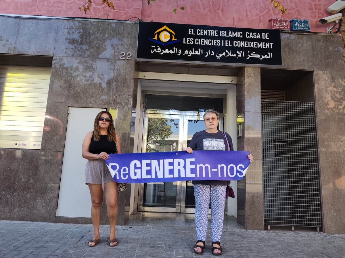 RegeneremnosStJ's tweet photo. 🫂 Avui ReGENEREm-nos hem volgut mostrar el nostre suport i solidaritat a la comunitat de #LaMarina que va veure com un dels seus espais de culte havia estat bandalitzat amb missatges d'#odi islamòfob 
Ens hem adherit a l'acte del @UCFR_Barcelona contra el #racisme i islamofòbia. https://t.co/XhimsLsHYd