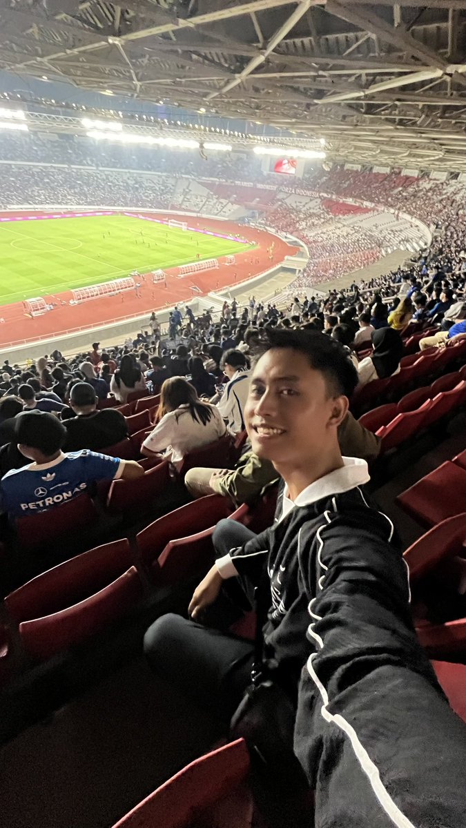 pusinggahh's tweet photo. enjoy jakarta! @ChelseaFC https://t.co/dvPHZinfaD