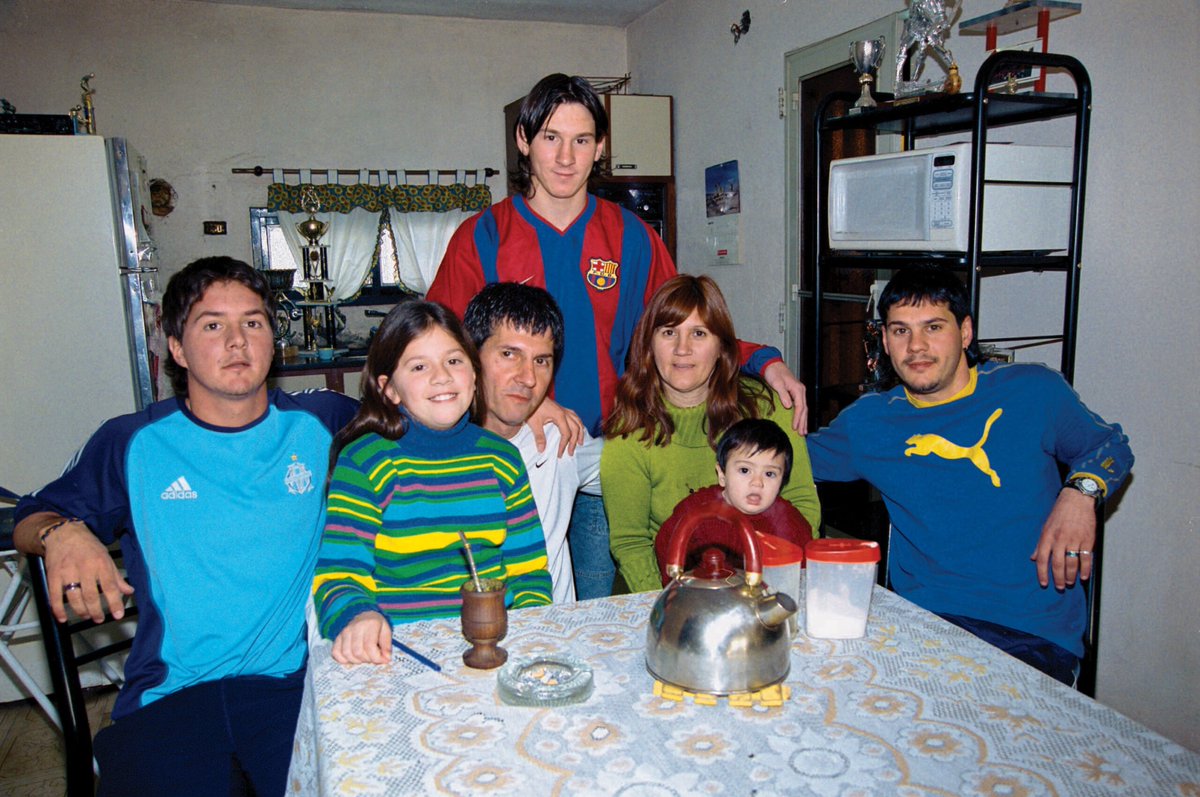 Barca_Buzz's tweet photo. Lionel Messi’s father, Jorge Messi, has sadly passed away at the age of 68.

May his soul rest in peace. 

On behalf of everyone at Barça Buzz, we extend our deepest condolences and heartfelt sympathies to the Messi family during this difficult time.

May they find strength and comfort in the days ahead. ♥️🕊️