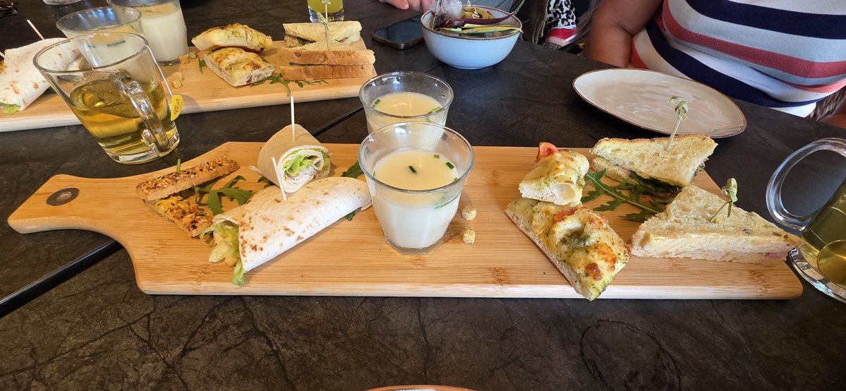 Rosemaryitis's tweet photo. Alpaca hightea met gezellige mensen.
Life is good.
#Friends https://t.co/yuoAoKTkZv