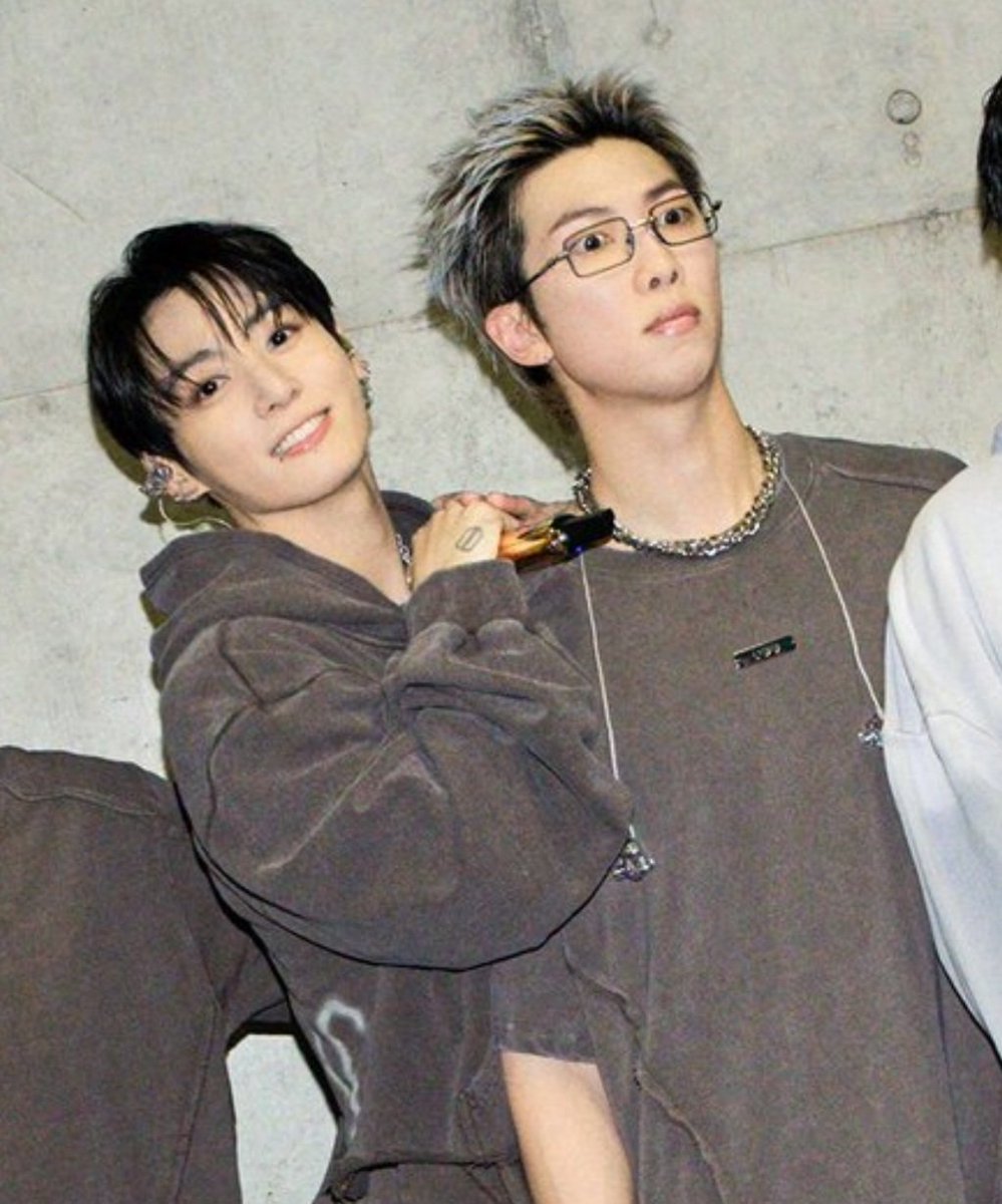 4PR1LELEVEN's tweet photo. lmao winpig keeps copying jungkook's poses in post concert pics https://t.co/aAtSFoUwtY