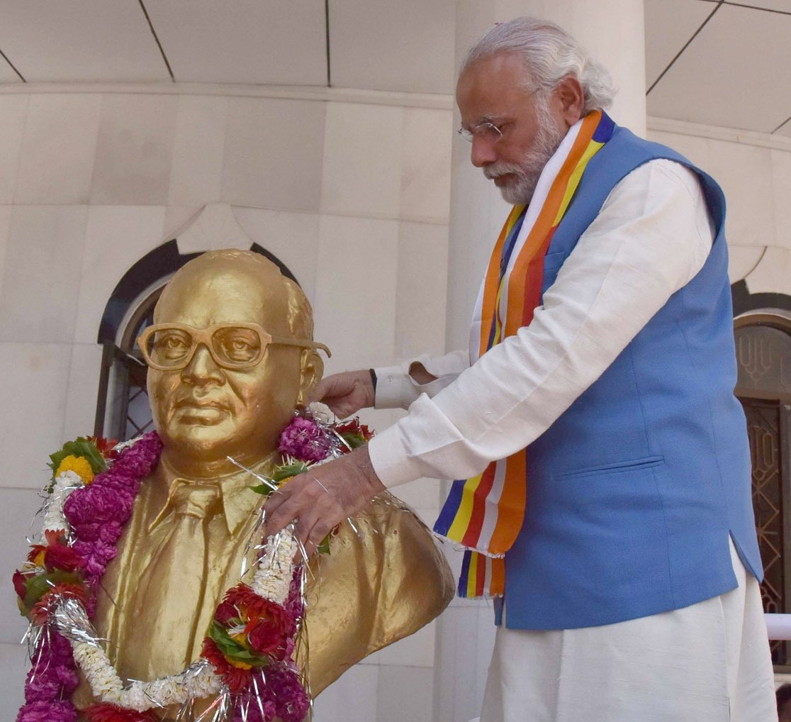 KraantiKumar's tweet photo. BJP की 17 राज्यों और Congress पार्टी को 4 राज्यों में सरकार है.

इन दोनों पार्टियों के शासित राज्यों में एक भी दलित समाज का CM नही है.

BJP से कोई उम्मीद नही है. लेकिन राहुल गांधी तो 24×7 दिन चिल्लाते हैं कि OBC SC ST को आबादी के अनुसार प्रतिनिधित्व नही मिल रहा है.

ढोल बजा बजा कर बोलते हैं Congress पार्टी सत्ता में आएगी तो आरक्षण की समय सीमा को उखाड़ कर फेंक देंगे. एक दलित CM बना नही पा रहे हैं. पंजाब में चरणजीत सिंह चन्नी को आखरी वक़्त में मुख्यमंत्री बनाया गया.

आजाद भारत में आज तक केवल 8 दलित मुख्यमंत्री बने हैं. जब कि देश का हर चौथा नागरिक SC है. भारत में सबसे बड़ा दलित नेता इस समय बहन मायावती जी हैं जो पार्ट टाइम राजनीति कर रही हैं. इस बात से हम बहुत दुखी हूँ. खुश तो आप लोग भी नही होंगे.