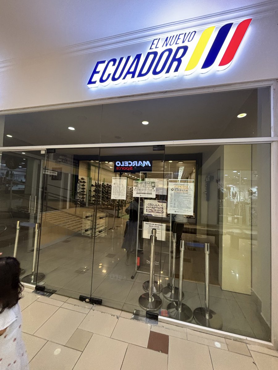 dieguito1719's tweet photo. Oigan @RegistroCivilec que creen que la gente es chiste en su agencia de Tumbaco cerrado, aún con el papel agendado que dan. @DanielNoboaOk https://t.co/B4VxmGyblQ