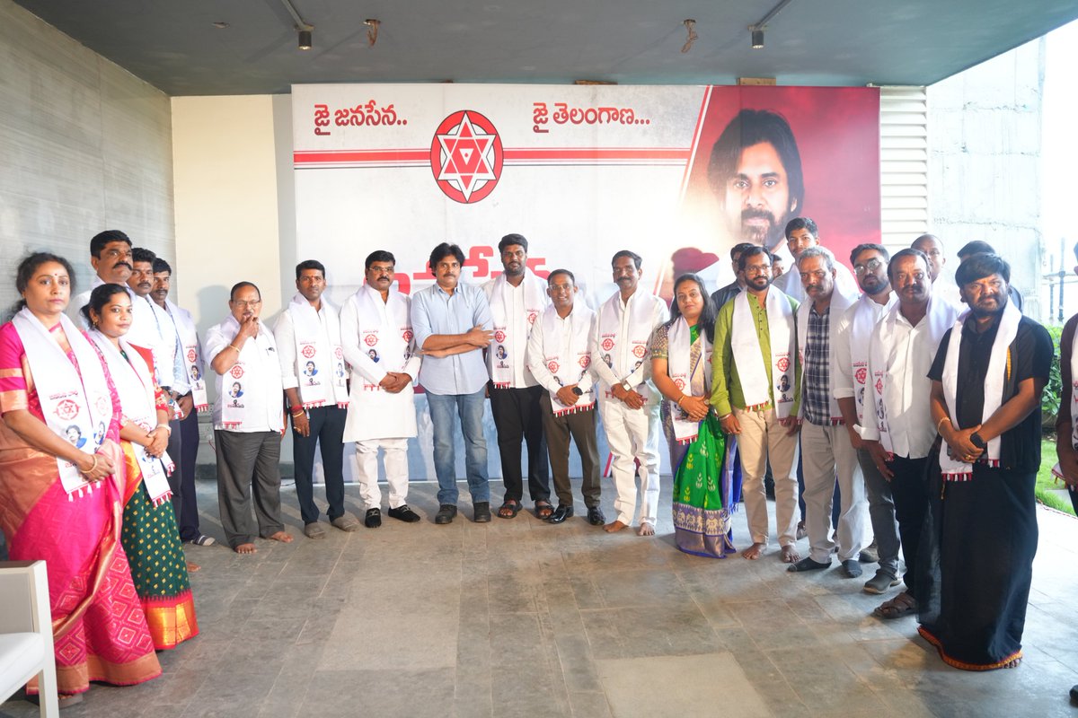 JanaSenaParty's tweet photo. శ్రీ @PawanKalyan గారి సమక్షంలో జనసేనలోకి భారీగా చేరికలు https://t.co/HqaH9uiubD